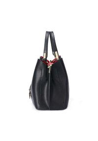 Zwarte leren handtas met twee bovenhandvatten, een ritsluiting en een rode binnenvoering. Heeft een strak ontwerp en zichtbare stikdetails.