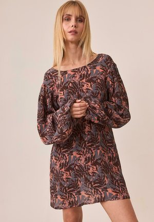 Vestido con estampado floral en tonos de marrón, rosa y gris. Mangas largas y abullonadas con un corte holgado y un escote amplio. Material ligero.