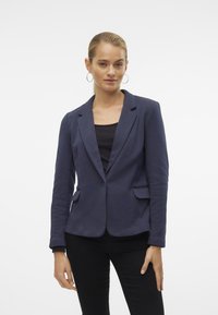 Marineblau, taillierte Blazer aus weichem Stoff. Mit aufgeschlagenem Revers, einem Knopfverschluss und zwei Fronttaschen.