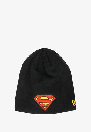 Schwarze Strickmütze mit einem roten und gelben Superman-Logo-Patch auf der Vorderseite. Strukturiertes Gewebe mit abgerundetem Oberteil und engem Sitz.