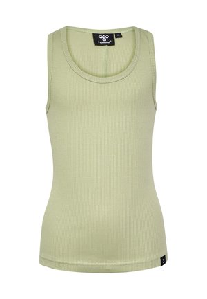 Grünes geripptes Tanktop mit rundem Ausschnitt und breiten Trägern. Besitzt ein kleines schwarzes Logolabel am Saum. Glatter, dehnbarer Stoff.