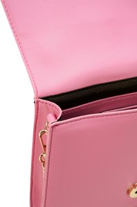 Roze leren handtas met een gladde textuur, gouden hardware accenten, een open klep en een donkere binnenvoering. Heeft een eenvoudig, gestructureerd ontwerp.