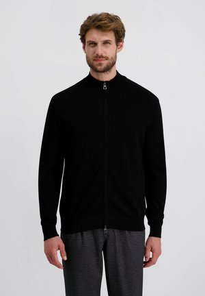 Zwarte zip-up trui met een hoge kraag, lange mouwen en geribde manchetten. Gemaakt van een zachte, gladde stof met een getailleerd ontwerp.