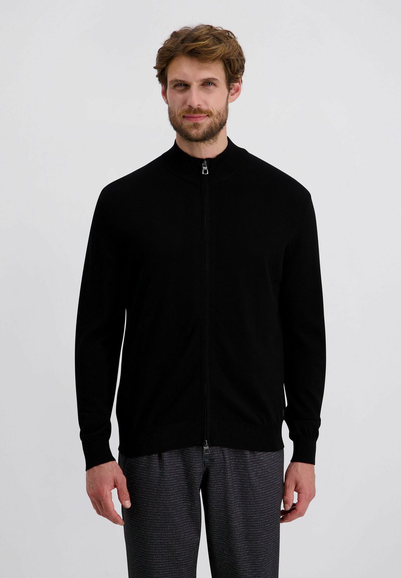 Schwarze Zip-Up-Jacke mit hohem Kragen, langen Ärmeln und gerippten Bündchen. Hergestellt aus weichem, glattem Stoff mit tailliertem Design.