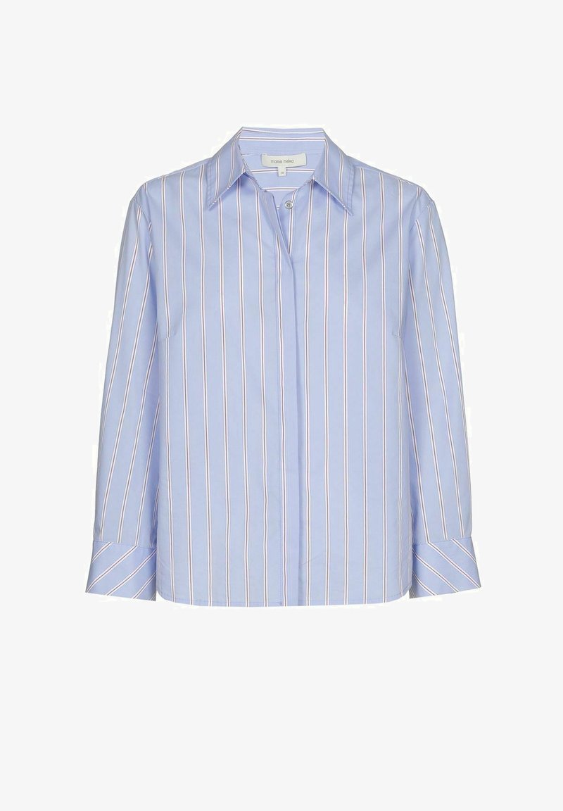 Lichtblauwe langwerpige blouse met witte en roze verticale strepen, puntige kraag en verborgen knoopsluiting.