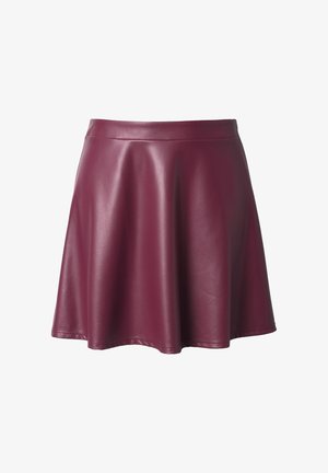 Gonna in ecopelle borgogna con un design svasato. Texture liscia e fascia in vita ampia, lunghezza al ginocchio con orlo finito in modo uniforme.
