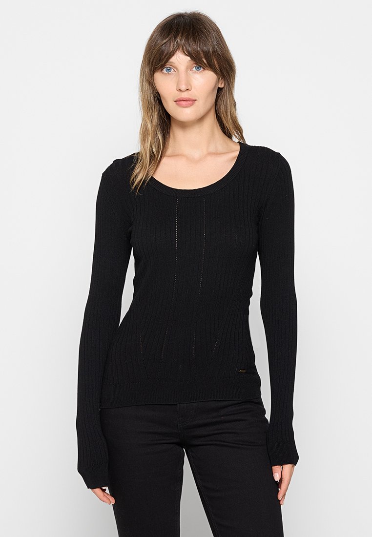 Maglietta nera a maniche lunghe con scollatura a barca, caratterizzata da una sottile trama verticale e da una delicata cucitura decorativa lungo la parte anteriore.