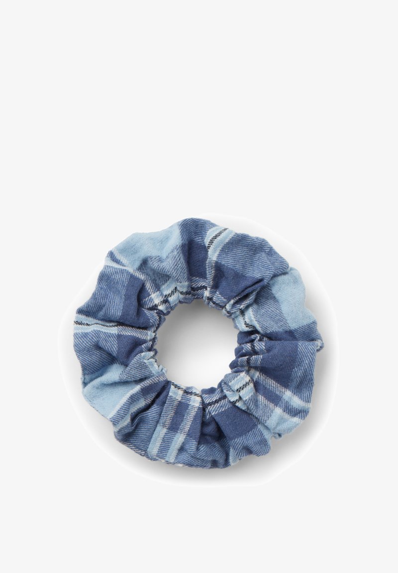 Gumka do włosów z tkaniny w niebieską i jasnoniebieską kratę z elastyczną opaską, ułożona w kształt koła na białym tle.