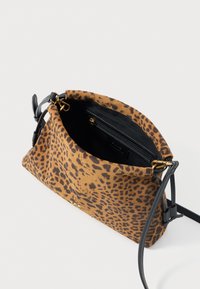 Borsa a mano con stampa leopardata, texture morbida, hardware dorato e manico nero. All'interno presenta una fodera nera con una tasca con zip.
