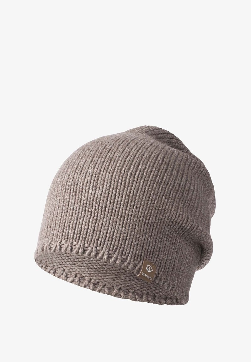 Bonnet en laine tricotée marron clair avec un motif côtelé et une petite étiquette de marque rectangulaire sur le bord inférieur.