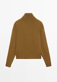 Maglione a collo alto in lana marrone con orlo e polsini a costine, caratterizzato da una silhouette aderente e una texture morbida, esposto con la schiena rivolta verso l'osservatore.