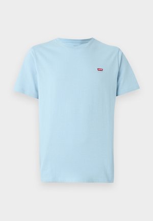 Jasnoniebieska bawełniana koszulka z krótkim rękawem, z okrągłym dekoltem i małym czerwonym logo Levi's na lewej piersi.