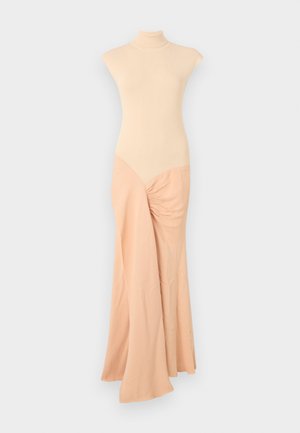 Bežasta pletena obleka z visokim izrezom. Prilegajoč bodice prehaja v tekoč material z naborkom na eni strani. Gladka tekstura po celotnem oblačilu.