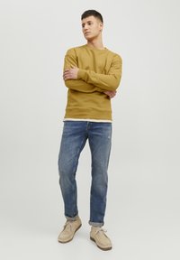 Jack & Jones JJESTAR CREW NECK - Sweater - honey gold
