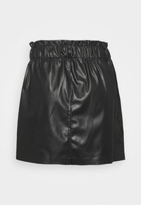 Jupe en cuir noir avec une taille élastique, texture lisse, longueur au-dessus du genou, présentant un design simple et sans fermetures visibles.