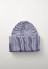 Berretto lavorato a maglia in lilla chiaro, con una texture a coste e un risvolto. La forma è arrotondata nella parte superiore con cuciture verticali.