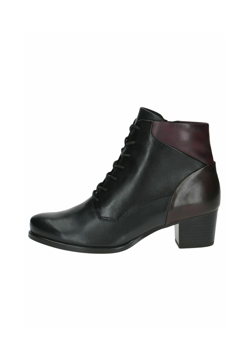 Bottine en cuir noir à lacets, avec des accents bordeaux, bout pointu et talon empilé. Texture lisse avec des détails de couture.