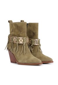 Botine din suede verde măsliniu, cu vârf ascuțit, toc wedge și o bandă metalică împletită decorativă cu franjuri de-a lungul părții superioare.