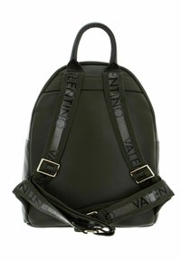 Sac à dos en cuir vert avec une surface texturée, équipé d'une poignée supérieure, de bretelles réglables et d'une sangle imprimée du logo en noir.