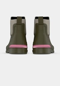 Πράσινα λαστιχένια μποτάκια αστραγάλου με ροζ σόλα, με γκρι ελαστικό πλαϊνό και πίσω λαβή για εύκολη εφαρμογή. Ομαλή υφή.