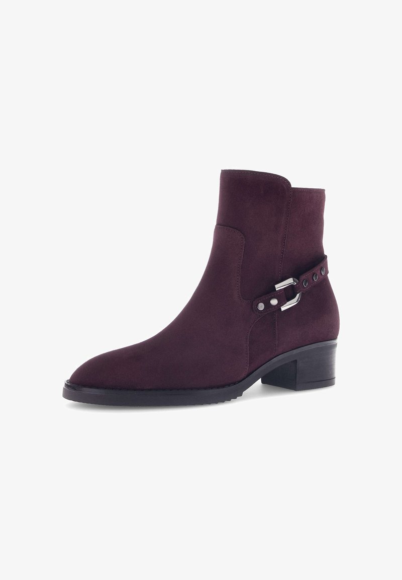 Stivale alla caviglia in suede bordeaux con punta affusolata, tacco basso a blocco e cinturino decorativo con fermagli in argento e dettagli a bottone.