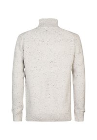Pull blanc avec un col montant, motif de tricot texturé, manches longues, et poignets et ourlet à côtes. Présente des taches sombres réparties sur le tissu.