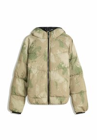Puffer bunda v khaki barvě se skvrnitým zeleným vzorem. Má zipový přední díl, velkou kapuci a elastické manžety pro pohodlné nošení.