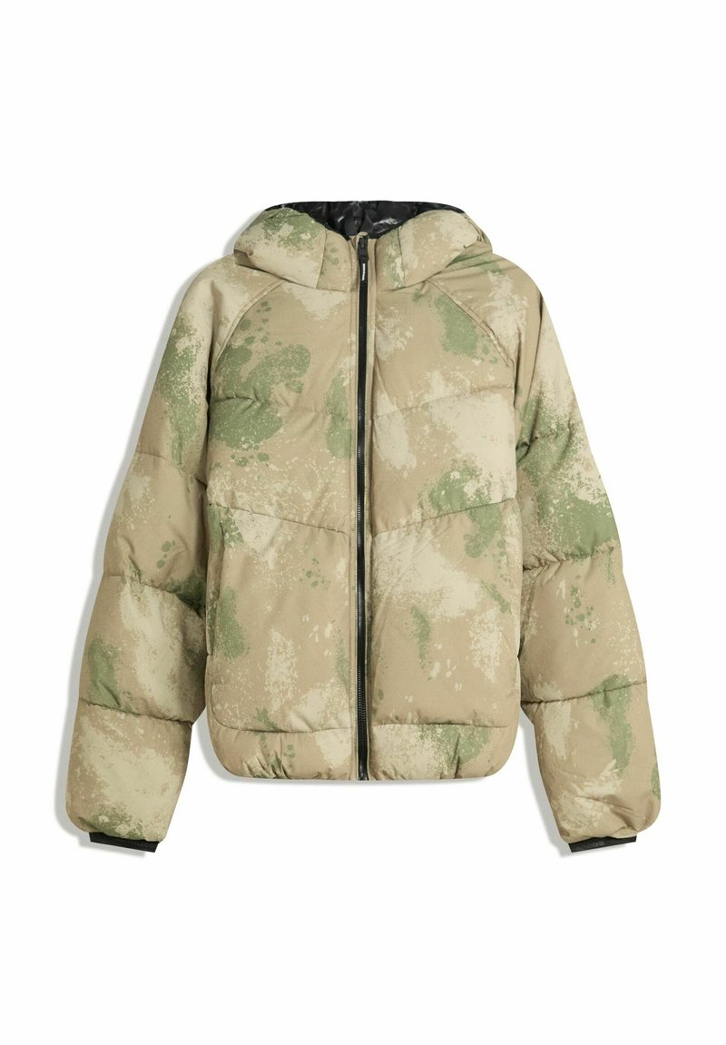 Puffer bunda v khaki barvě se skvrnitým zeleným vzorem. Má zipový přední díl, velkou kapuci a elastické manžety pro pohodlné nošení.
