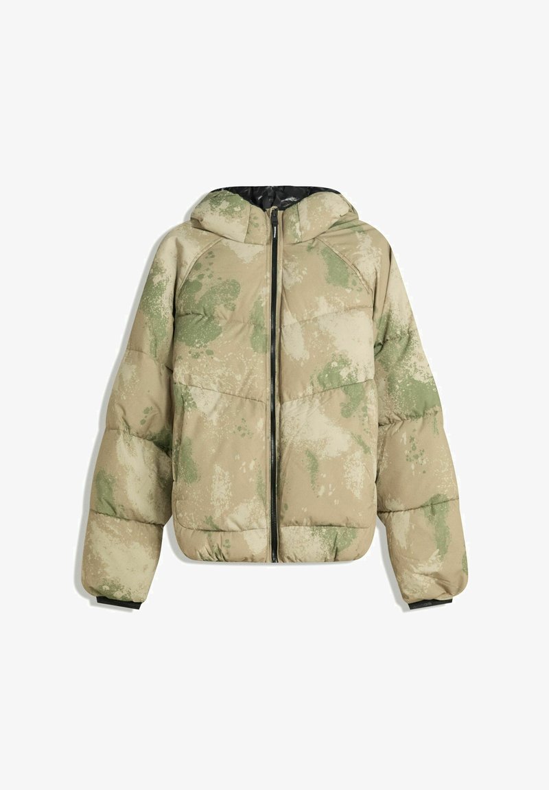 Giacca a vento in khaki con un motivo verde macchiato. Presenta una chiusura con zip frontale, un grande cappuccio e polsini elasticizzati per una vestibilità aderente.