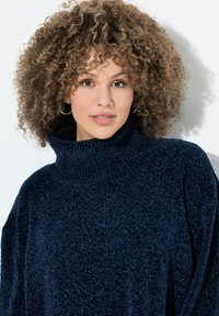 Maglione a collo alto oversize blu navy realizzato in tessuto texturizzato, con colletto alto e vestibilità rilassata, dotato di maniche ampie.