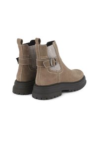 Botas de tobillo de ante marrón con paneles laterales acanalados, detalles de correa y hebilla, y suelas gruesas de goma negra. Costuras blancas acentúan el diseño.