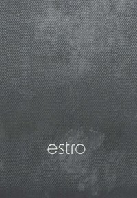 Zwarte textuur oppervlak met een subtiel patroon, met het woord "estro" in een moderne lettertype gedrukt in het midden onderaan.