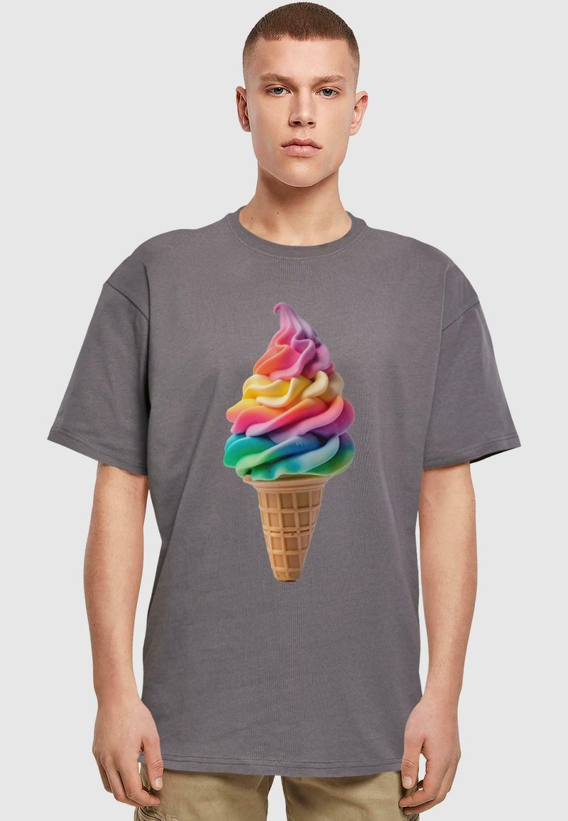 Grå kortermet t-skjorte med et stort, fargerikt iskremkjegle-motiv med svirrede pastel farger og et teksturert vaffelkegledesign.