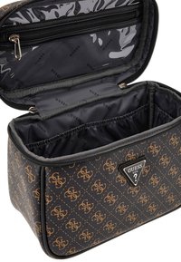 Neceser negro con patrón de logo dorado. Cuenta con cierre de cremallera, exterior suave y un interior amplio con múltiples compartimentos.