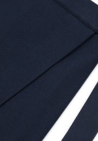 Granatowa tkanina o teksturowanym splocie, z diamentowymi fałdami i widocznymi szwami wzdłuż krawędzi. Gładkie wykończenie i trwały materiał.