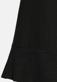 Schwarzer Rock mit einem ausgestellten Saum, gefertigt aus strukturiertem Stoff mit dezenten metallischen Streifen für zusätzliche Details.