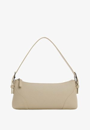 Sac à bandoulière en cuir beige texturé avec une sangle unique et une fermeture éclair avec des accessoires argentés.