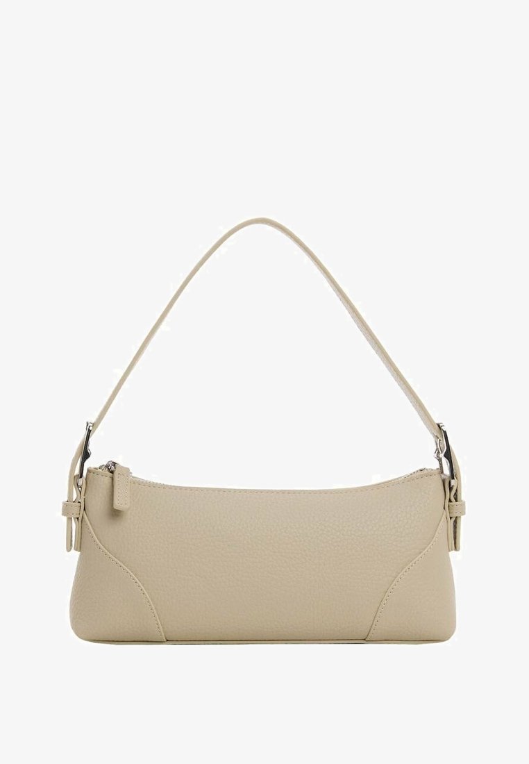 Sac à bandoulière en cuir beige texturé avec une sangle unique et une fermeture éclair avec des accessoires argentés.