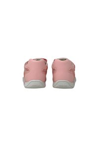 Sneakers in pelle rosa con suole in gomma bianca, dotati di una texture liscia e di un branding sottile; progettati con linguette posteriori e dettagli di ventilazione.