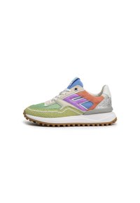 Sneaker multicolore con una mesh verde e un motivo rettile, dettagli viola e arancioni, una linguetta blu e un tallone grigio testurizzato.
