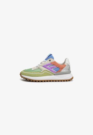 Mehrfarbige Sneaker mit grünem Mesh und reptilienähnlichem Muster, lila und orangefarbigen Akzenten, einer blauen Zunge und einem strukturierten grauen Absatz.