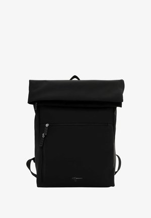 Czarny plecak z rolowanym zamknięciem, wykonany z trwałego materiału, z przednią kieszenią na zamek, regulowanymi paskami i minimalistycznym designem.