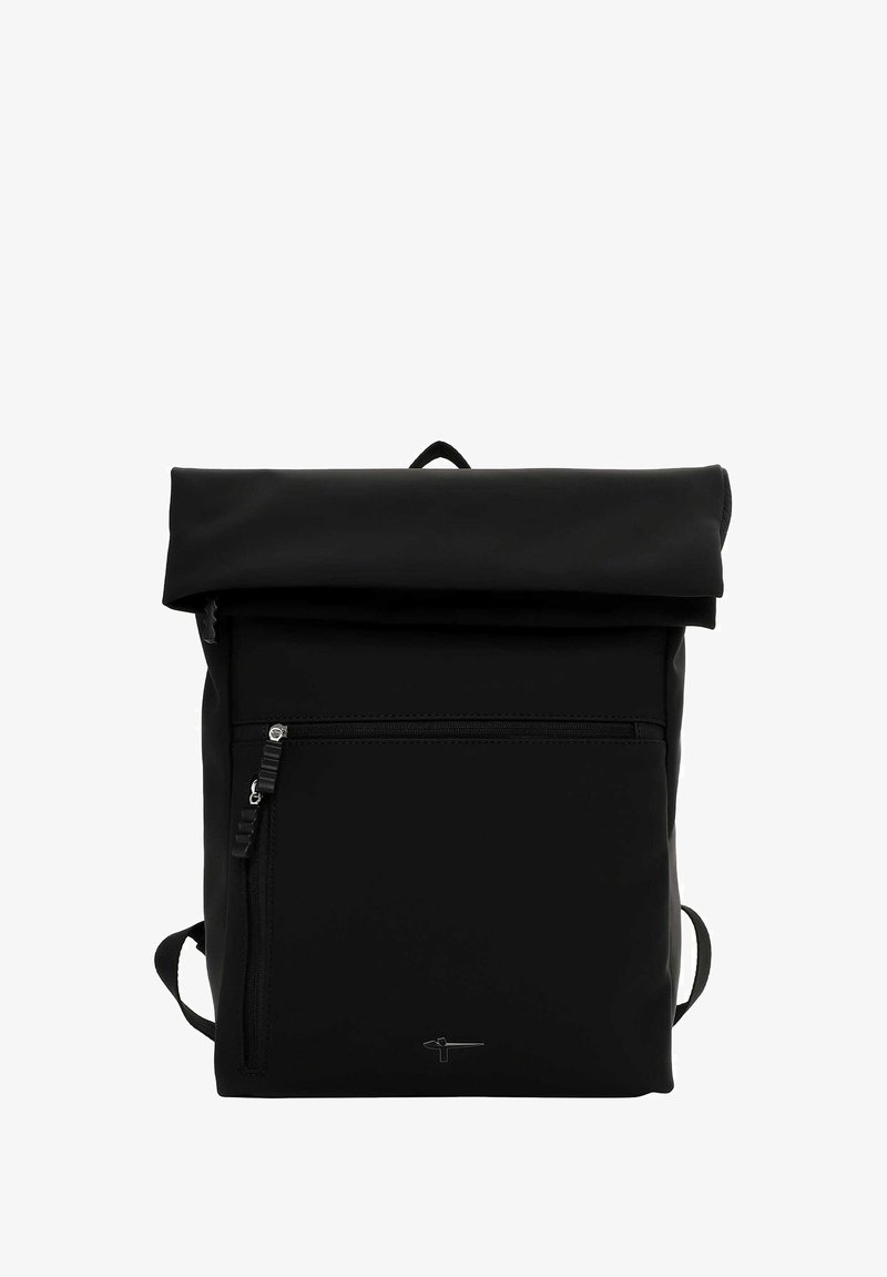 Mochila negra de tipo roll-top hecha de material duradero, con un bolsillo frontal con cremallera, correas ajustables y un diseño minimalista.