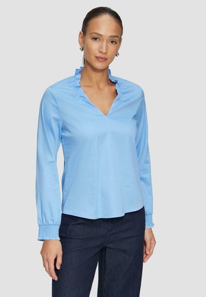 Blusa de manga larga azul claro con cuello con volantes y puños elásticos, con un diseño de escote en V y una textura de tela suave.