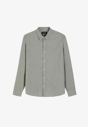 Jasnoszara koszula z długim rękawem, zapinana na guziki, z kołnierzykiem i mankietami, wyeksponowana na płasko na białym tle.