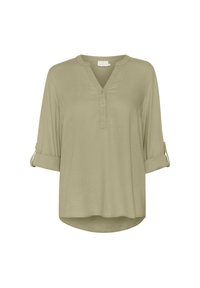 Bluză de un verde oliv deschis, cu nasturi la gât în formă de V, mâneci trei sferturi cu manșete rulate, textură netedă, tiv curbat. Design minimalist, fără modele.
