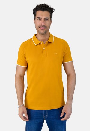 Camisa polo amarilla con collar y ribete de manga blanco; hecha de tela suave; presenta un pequeño logo bordado en el pecho.