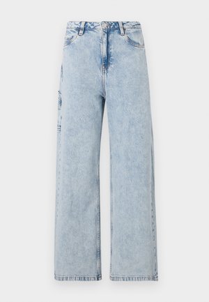 Jeans a gamba larga di colore azzurro, realizzati in denim, dotati di chiusura a bottone, passanti per cintura e tasche frontali e posteriori. Texture leggermente usurata.
