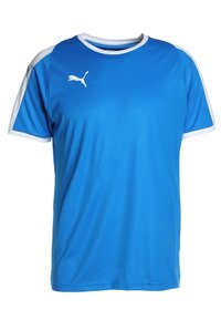 Camiseta deportiva azul hecha de tejido ligero, con acentos blancos en las mangas y un pequeño logo blanco en el pecho.