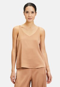 Zijdeachtige top in een zachte beige kleur, met een V-hals en smalle banden. Gladde textuur met een relaxte pasvorm, gecombineerd met bijpassende broek.
